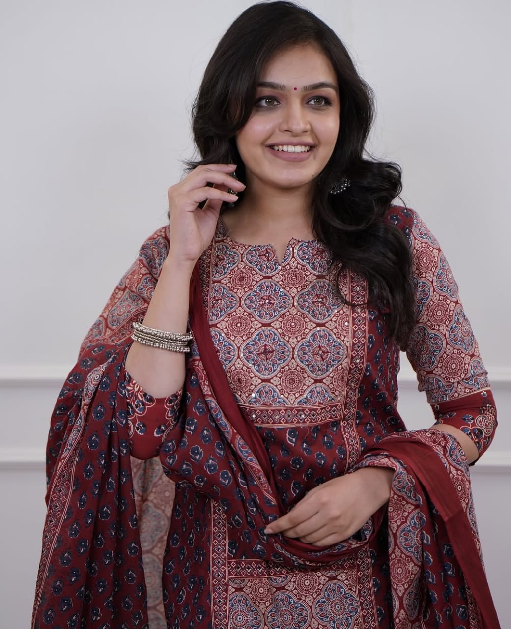 Bannisaa Deep Emerald Mughal Heritage Suit Set - Regal Paisley with Golden Zardozi Accents