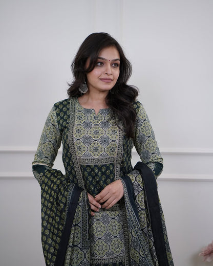 Bannisaa Deep Emerald Mughal Heritage Suit Set - Regal Paisley with Golden Zardozi Accents