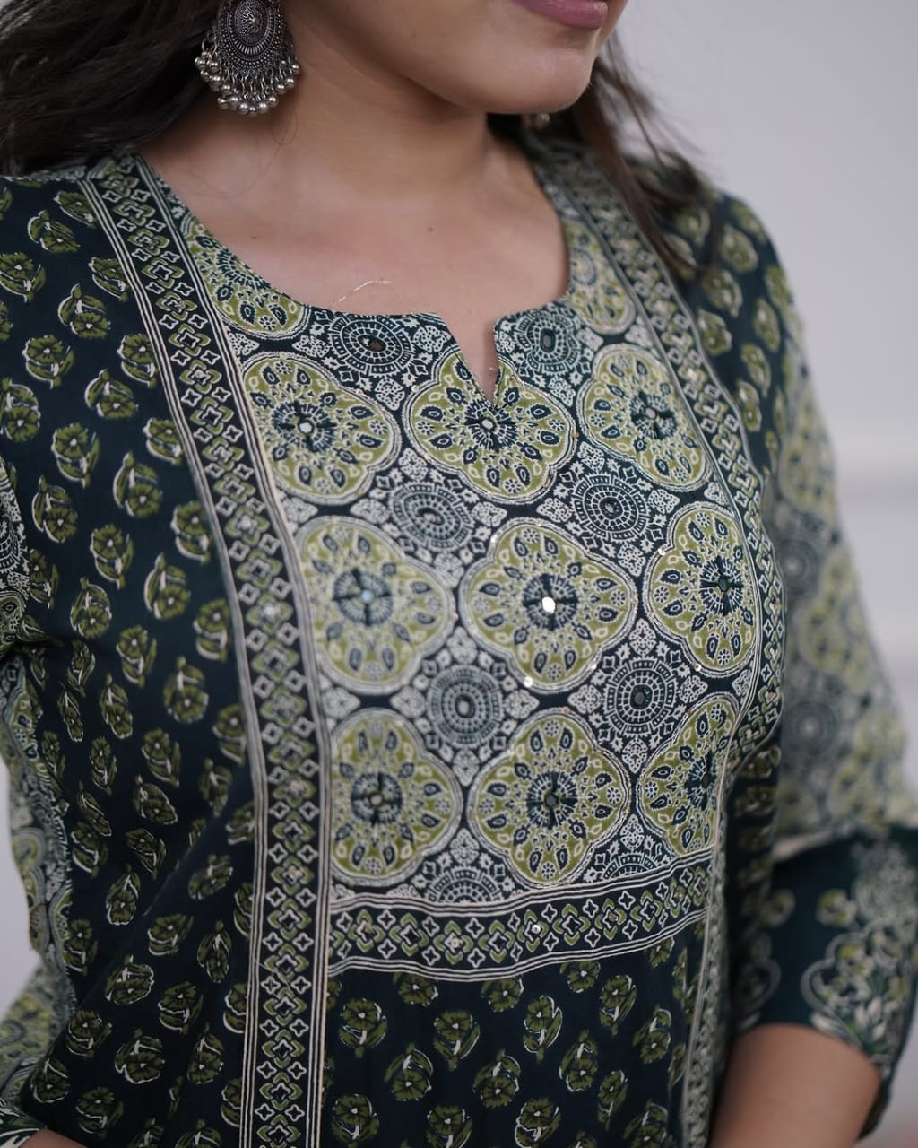 Bannisaa Deep Emerald Mughal Heritage Suit Set - Regal Paisley with Golden Zardozi Accents