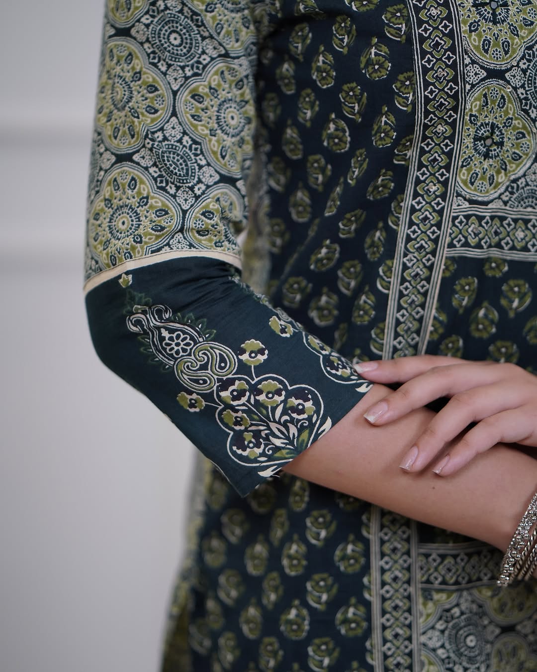 Bannisaa Deep Emerald Mughal Heritage Suit Set - Regal Paisley with Golden Zardozi Accents