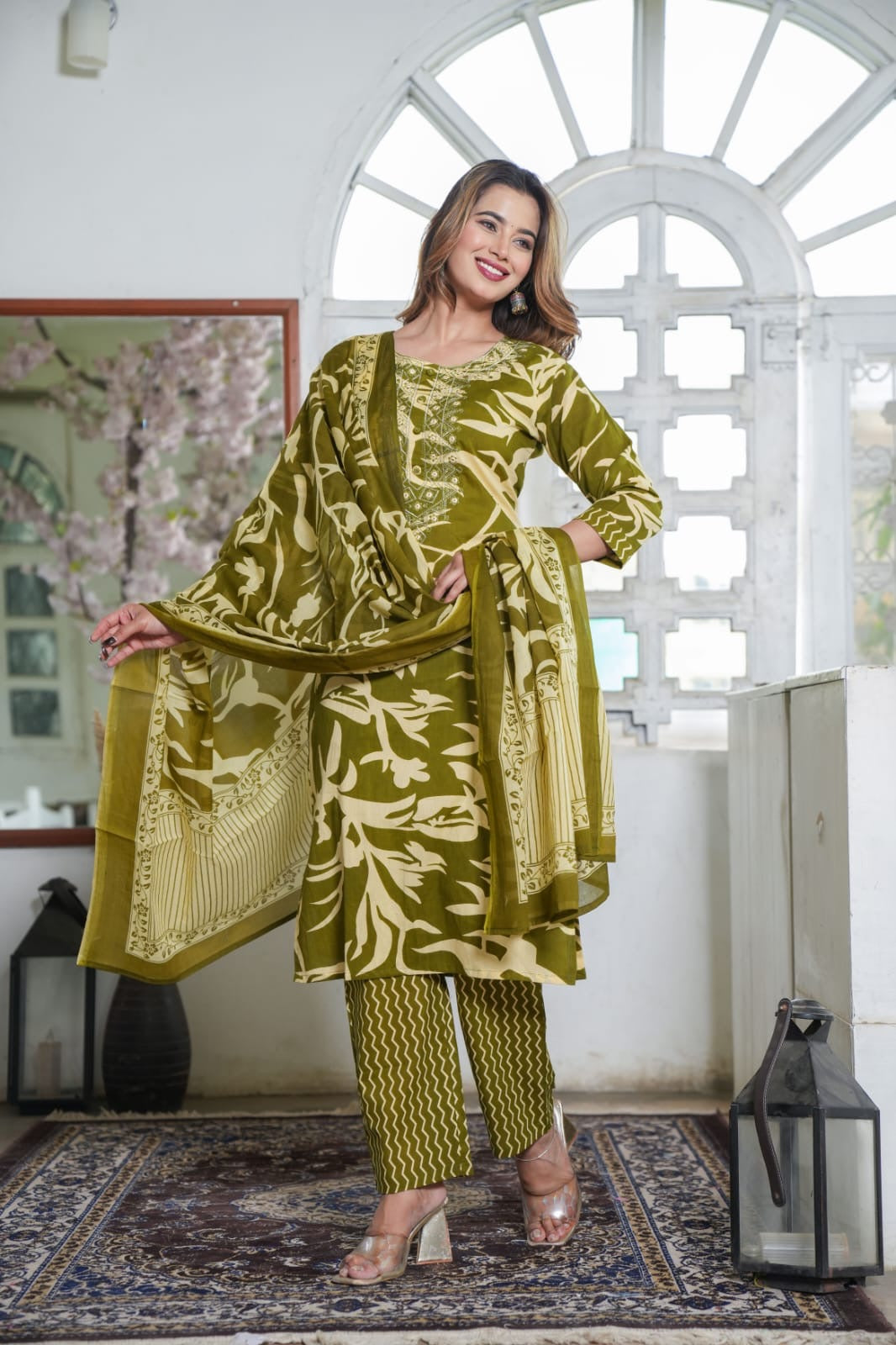 Bannisaa Black & Cream Abstract Print Suit Set - Contemporary Floral Design with Geometric Chevron Pants