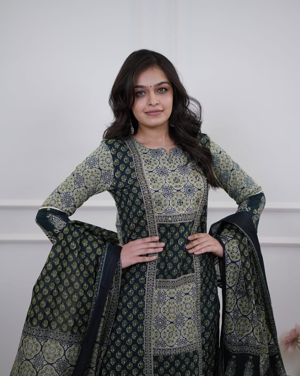 Bannisaa Deep Emerald Mughal Heritage Suit Set - Regal Paisley with Golden Zardozi Accents