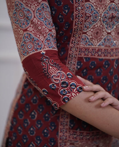 Bannisaa Deep Emerald Mughal Heritage Suit Set - Regal Paisley with Golden Zardozi Accents