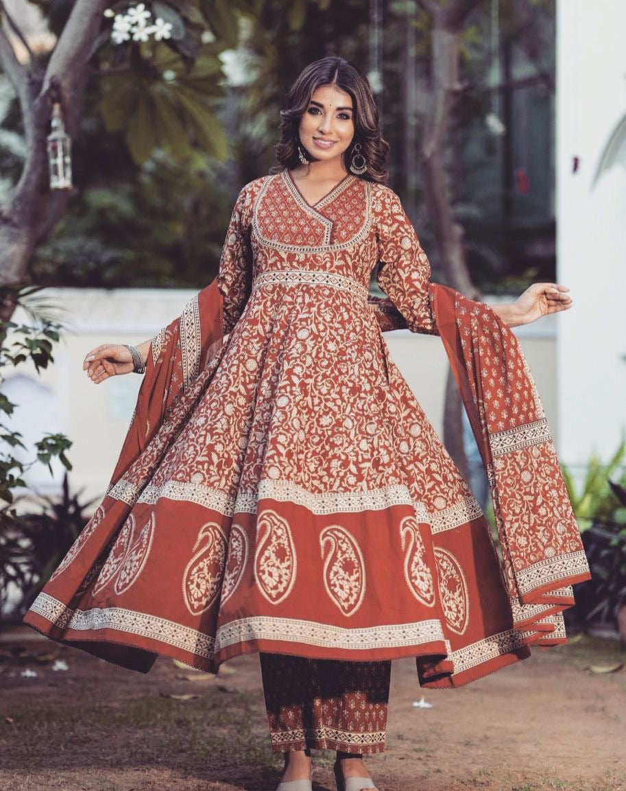 Bannisaa Royal Banarasi Weave Suit Set - Golden Paisley with Traditional Brocade Work