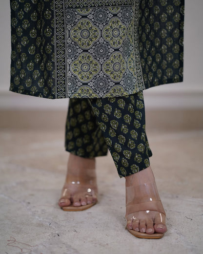 Bannisaa Deep Emerald Mughal Heritage Suit Set - Regal Paisley with Golden Zardozi Accents