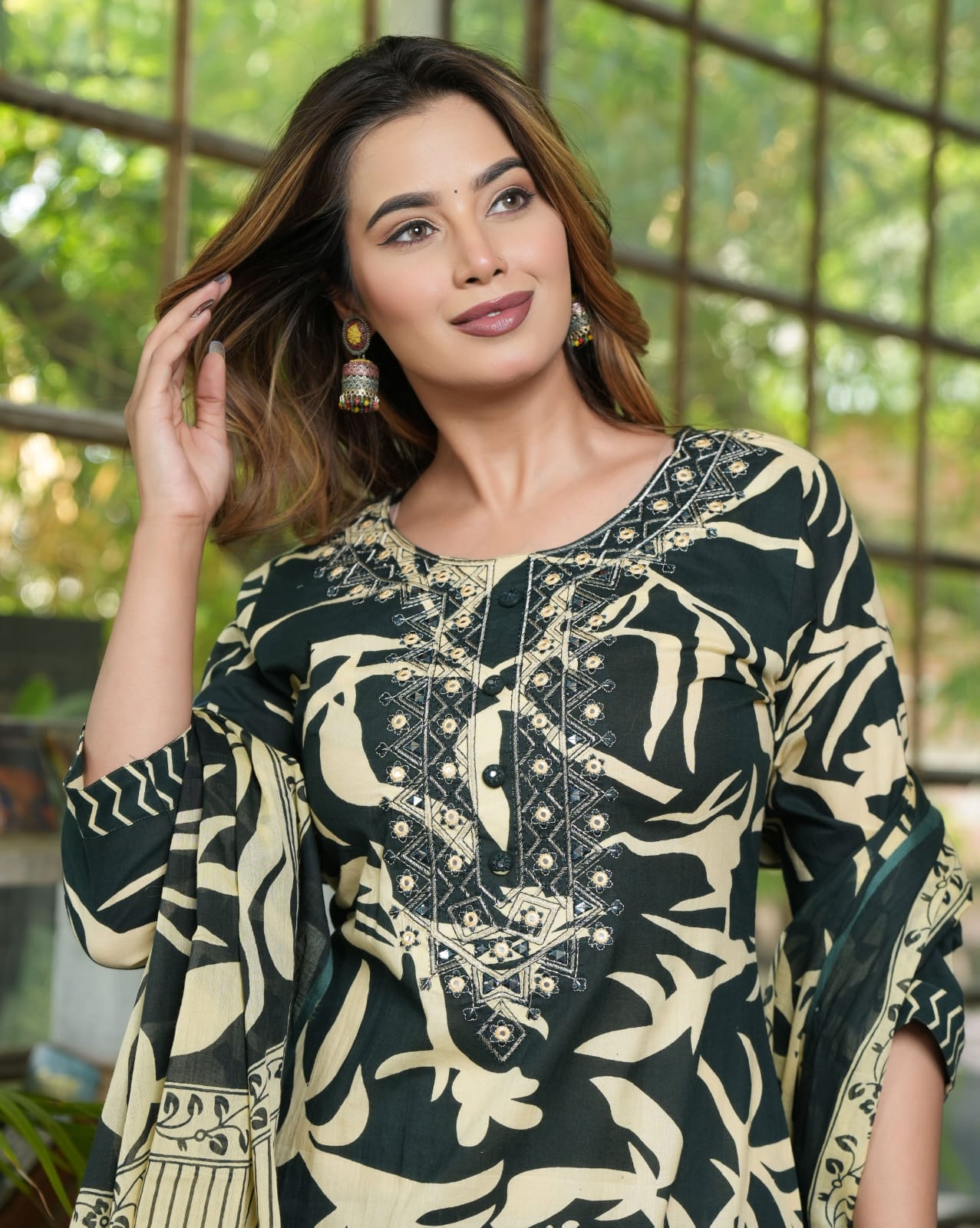 Bannisaa Black & Cream Abstract Print Suit Set - Contemporary Floral Design with Geometric Chevron Pants