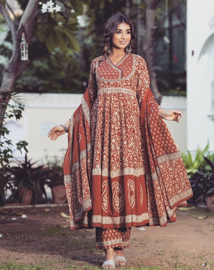 Bannisaa Royal Banarasi Weave Suit Set - Golden Paisley with Traditional Brocade Work