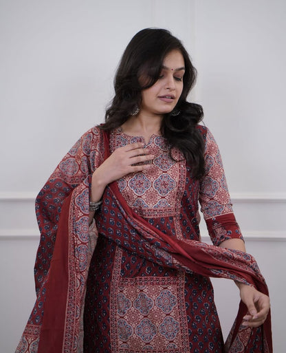 Bannisaa Deep Emerald Mughal Heritage Suit Set - Regal Paisley with Golden Zardozi Accents