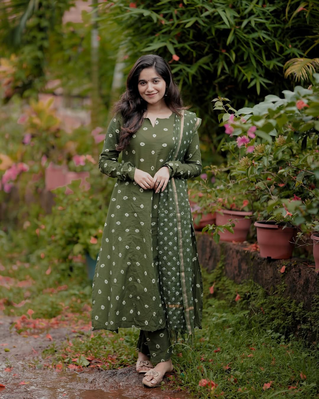 Bannisaa Olive Green Bandhani Print Suit Set - Traditional Tie-Dye with Golden Dupatta