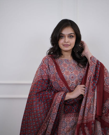 Bannisaa Deep Emerald Mughal Heritage Suit Set - Regal Paisley with Golden Zardozi Accents