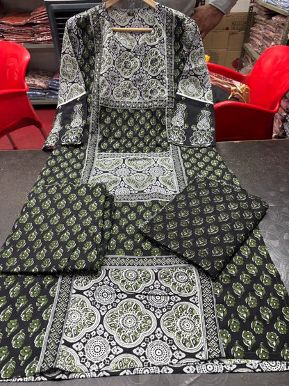 Bannisaa Deep Emerald Mughal Heritage Suit Set - Regal Paisley with Golden Zardozi Accents